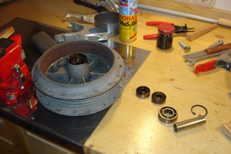 Hinterrad: Nabe mit ausgebauten Lagern und Distanzrohr