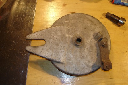 Hinterrad: Bremsschild Typ 529 muss auf Typ 517 umgearbeitet werden (kurzer Bremshebel und Gewinde für Anschlagschraube einbohren)