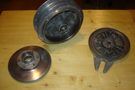 Hinterrad: Nabenkörper mit Nabenflansch und Bremsschild - gereinigt