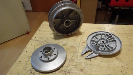 Hinterrad: Nabenkörper mit Nabenflansch und Bremsschild - gasperlengestrahlt