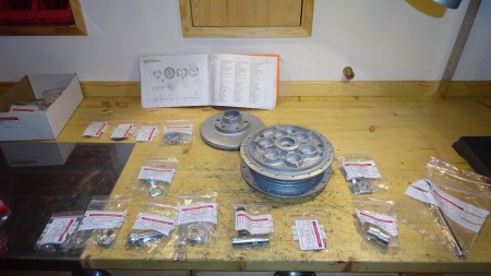 Hinterrad: Zusammenbau des Nabenflansch und Einbau der Radlager (Alle Teile restauriert, sortiert und etikettiert)