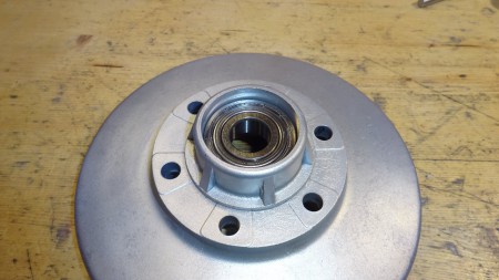 Hinterrad: Nabenflansch mit eingebautem Lager