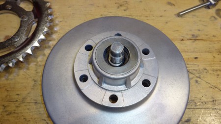 Hinterrad: Nabenflansch mit eingesetzter Haltebuchse