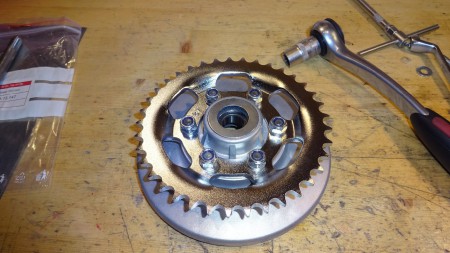 Hinterrad: Nabenflansch mit montiertem Kettenrad