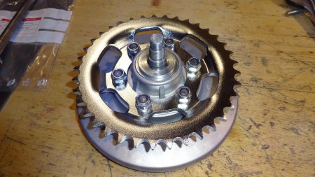 Hinterrad: Nabenflansch mit montiertem Kettenrad und eingesetzter Haltebuchse