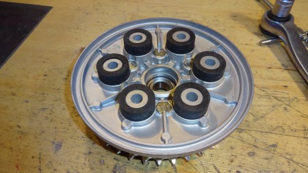 Hinterrad: Nabenflansch mit eingesetzen Mitnehmergummis