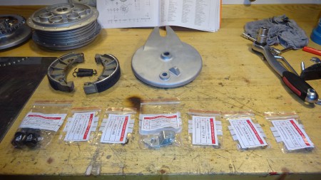 Montage der Hinterradbremse: Alle Teile restauriert, sortiert und etikettiert