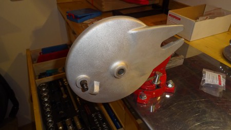 Hinterrad: Bremsschild mit eingesetztem Bremsschlüssel