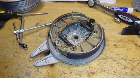 Hinterrad: Bremsschild mit neuen Bremsbelägen