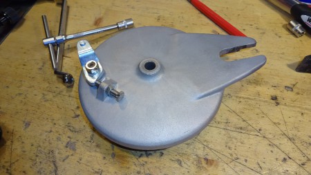 Hinterrad: Bremsschild mit Anschlagschraube und montiertem Bremshebel