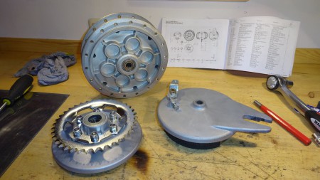 Hinterrad: Nabenköper, Nabenflansch und Bremsschild fertig zur Montage