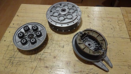 Hinterrad: Nabenköper, Nabenflansch und Bremsschild fertig zur Montage