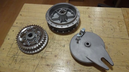 Hinterrad: Nabenköper, Nabenflansch und Bremsschild fertig zur Montage