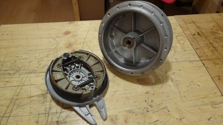 Hinterrad: Nabenköper und Bremsschild fertig zur Montage