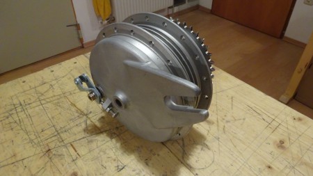 Hinterrad: Nabenköper, Nabenflansch und Bremsschild fertig zur Montage