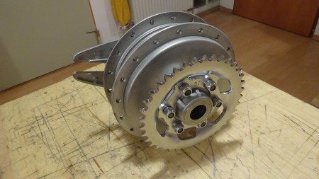 Hinterrad: Nabenköper, Nabenflansch und Bremsschild fertig zur Montage
